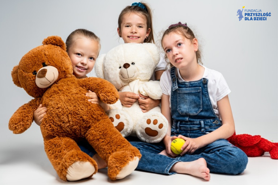 Dobro Oddaje 2024 -fundacyjne dzieci od lewej: Nikola, Martyna i Lenka Fot. Arek Stankiewicz Wiosenna akcja charytatywna w Olsztynie
