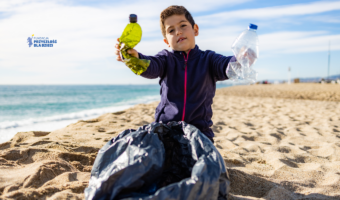 Chłopiec na plaży zbiera plastikowe nakrętki